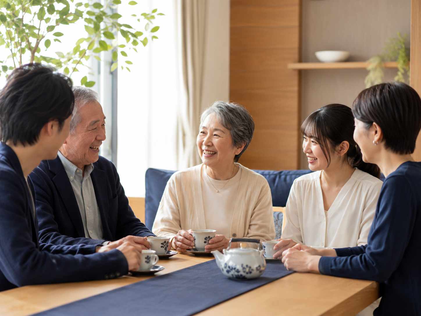 多世代の会員がお茶を囲み、和やかに語り合う交流会の様子